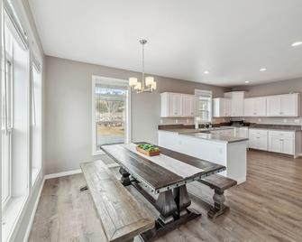 Spacious 6BD w/ Hot Tub - Cedar City - Kitchen