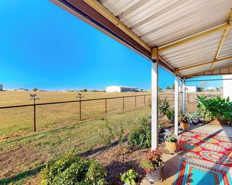 Airstrip Access! Dog-friendly Rhome Retreat - Rhome - Balcón