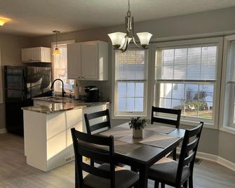 Remodeled Charming Avon Lake Home - Avon Lake - Dining room