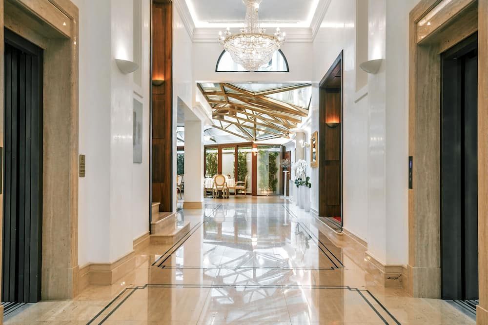 Lobby view of Hotel Le Premier