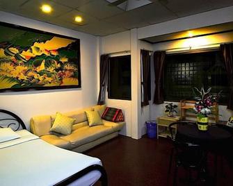 Karon Cafe Inn - Karon - Wohnzimmer