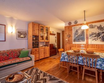 Joivy Family Apartment, Near Ski Lifts, In Courmayeur - Courmayeur - Dining room