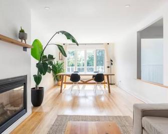 Bright Riverfront 3-Bedroom Condo - Montreal - Living room