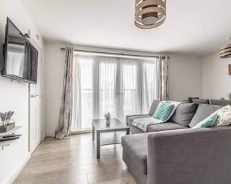 2 Bed & 2 Bath Cosy Apartment Slough- Free Parking - Slough - Living room