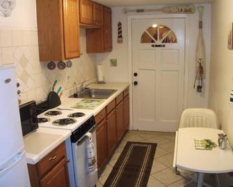 no longer rent this property - New Port Richey - Kitchen