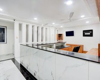 Super Townhouse Oak Public Garden Hanamkonda Formerly Vishnu Grand - Warangal - Front desk