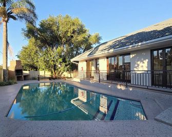 Sunset Events And Accommodation-East London - 東倫敦 - 游泳池