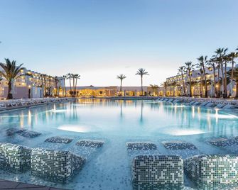 جراند بالاديوم وايت أيلاند ريزورت آند سبا - بسعر شامل جميع الخدمات - Sant Jordi de ses Salines - حوض السباحة