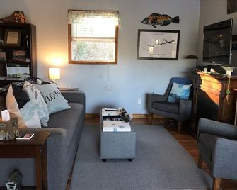 Peaceful Lakefront Serenity - Hickory - Living room