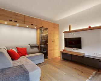 Charming Apartment in Jochberg with Balcony - Jochberg - Wohnzimmer