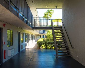Motel 6 Lantana. Fl - Lantana - Stairs