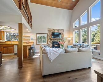 Coastal Retreat King Beds Big Sur Cabin Evcharger - Cambria - Living room