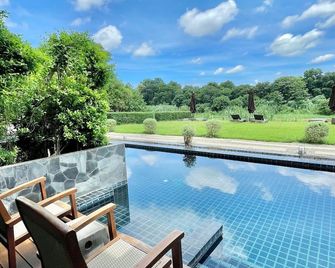 Zensala Riverpark Resort-Sha Extra Plus - צ'אנג מאי - בריכה