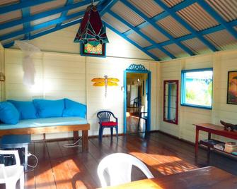 Charming 1-bedroom Eco house in fabulous Bequia with WiFi - Biabou - Living room