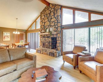 Steps to White River Cabin Retreat with Dock Access - Lakeview - Living room