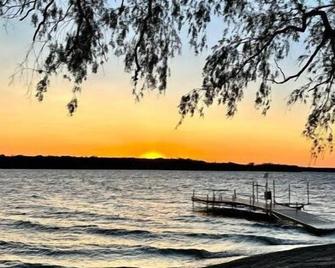 Private Beach Waterfront Cottage - Napanee