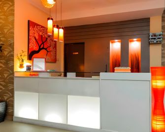 RedDoorz near Manado Town Square - Manado - Recepción