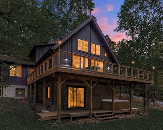 Chalet Cabin With Private Lake Wifi Huge Deck - Berkeley Springs - Building