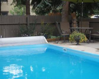 Main Street studio - pool & hot tub - walk to lifts, dog-friendly, third floor - Aspen - Basen