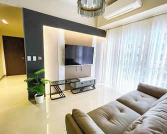 Cozy 3BR near Airport and Okada, Solaire II Infinity Pool - Parañaque - Wohnzimmer