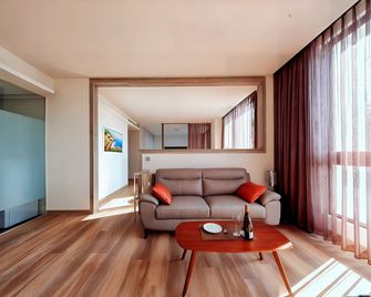 Freedom Design Hotel - Taoyuan City - Wohnzimmer
