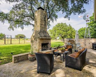 Secluded Farmhouse, secluded setting, 4 acres, near wineries, large, shaded yard - Stonewall - Patio
