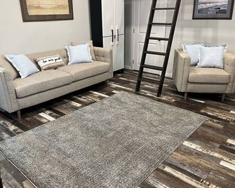 Remote Cabin Hideaway in the woods close to the lake, walking trails, and casino - Kingston - Living room