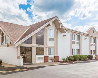 Super 8 by Wyndham Wichita Airport - Wichita - Building