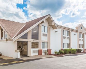 Super 8 by Wyndham Wichita Airport - וויצי'טה - בניין