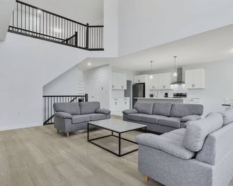 Luxury 5BR London Escape: Perfect for Families & Groups! - Londen (Canada) - Huiskamer