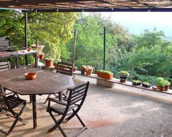 Gîte, sleeps 4, calm and restful, breathtaking views, in the heart of nature. - Montclus - Patio