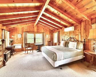 Homestead Ranch near Yosemite with Horses and Chickens - Midpines - Bedroom