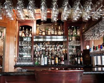 Rowenas Inn On The River - Harrison Hot Springs - Bar