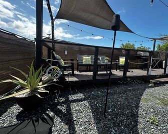 Enjoy a cozy space in a RV Camper w/hot tub, near beaches. - Lajas - Patio