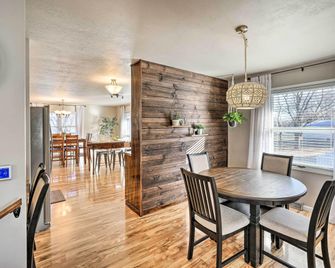 Sioux Center Split-Level Home w/ Game Room! - Sioux Center - Comedor