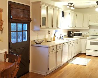 Quaint Cabin Retreat on a wooded fenced acre with a canal to the river - Floral City - Kitchen