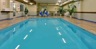 Country Inn & Suites by Radisson, London S, ON - London - Piscina