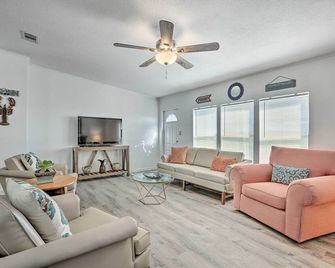 Pet-Friendly Home 10 Mi to Lake Okeechobee! - Clewiston - Living room