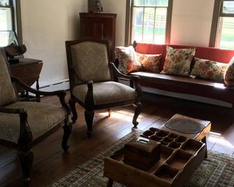 Charming 1760 Cape Nestled in the Foothills of Litchfield County - Woodbury - Sala de estar