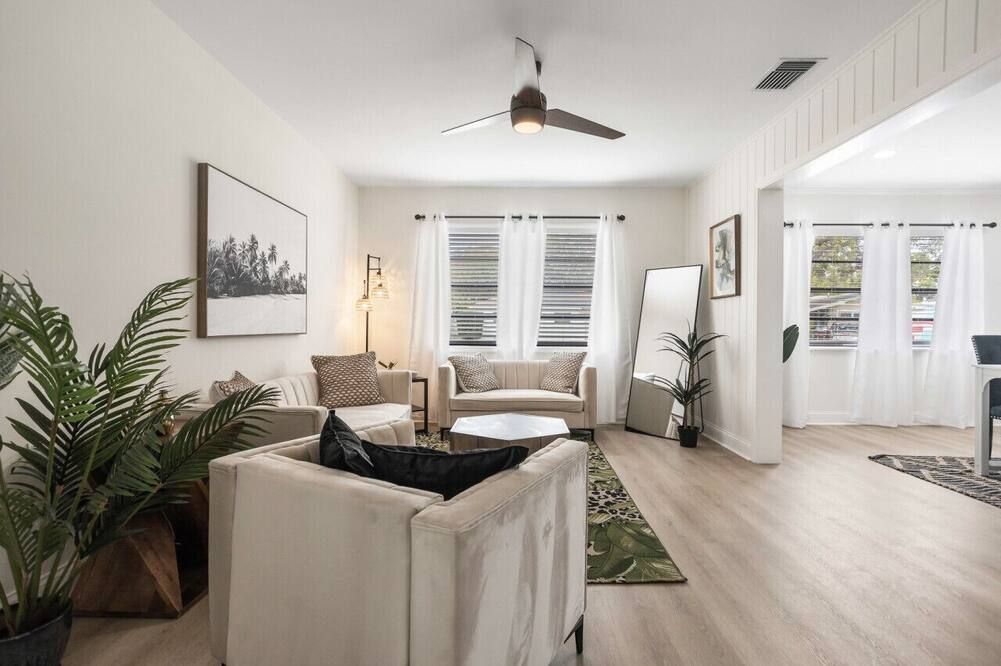 Fun & Stylish 4/2 Pool Home W/ Pool Table! - Tampa - Living room