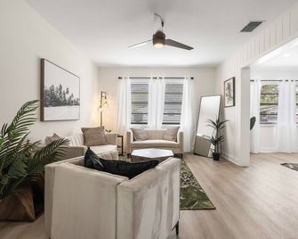 Fun & Stylish 4/2 Pool Home W/ Pool Table! - Tampa - Sala de estar