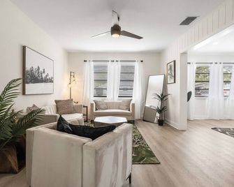 Fun & Stylish 4/2 Pool Home W/ Pool Table! - Tampa - Living room