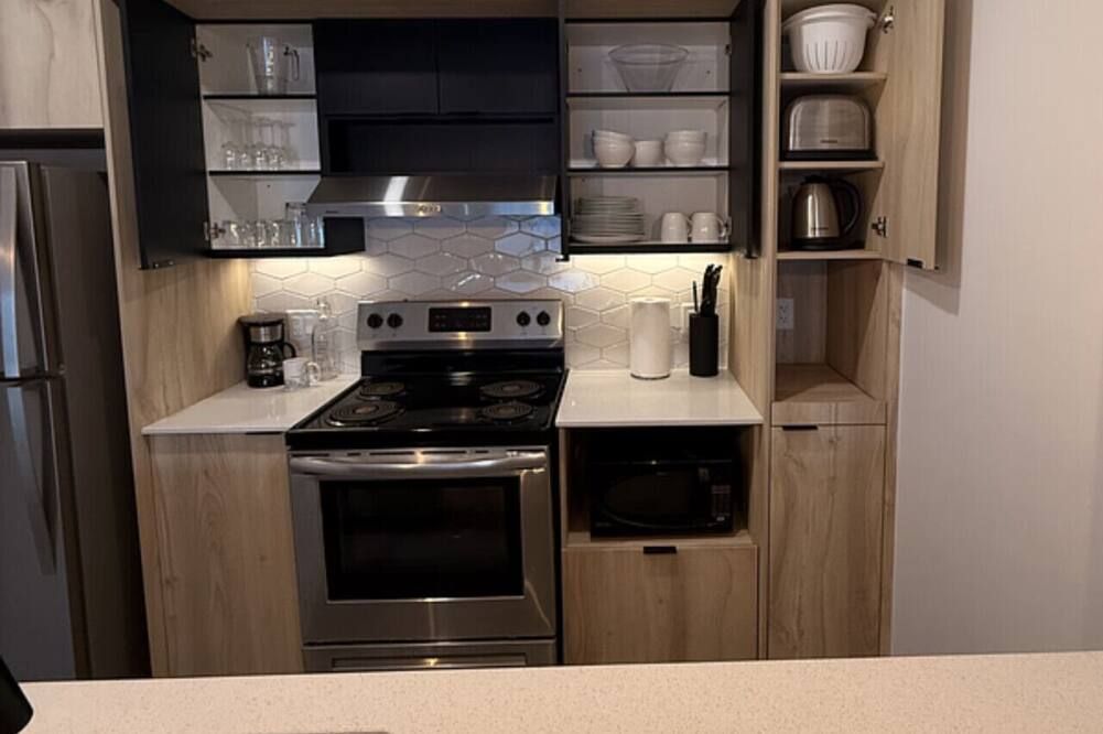 Chic 1-Bedroom Suite near Downtown Quebec | Le Prisme - Québec City - Kitchen