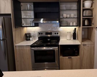 Chic 1-Bedroom Suite near Downtown Quebec | Le Prisme - Québec City - Kitchen