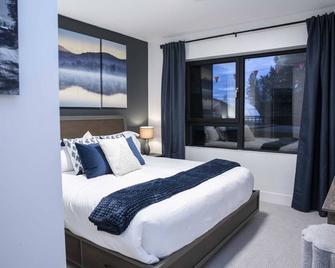 Selkirk Staytion - Stylish Condo with Hot Tub - Revelstoke - Yatak Odası