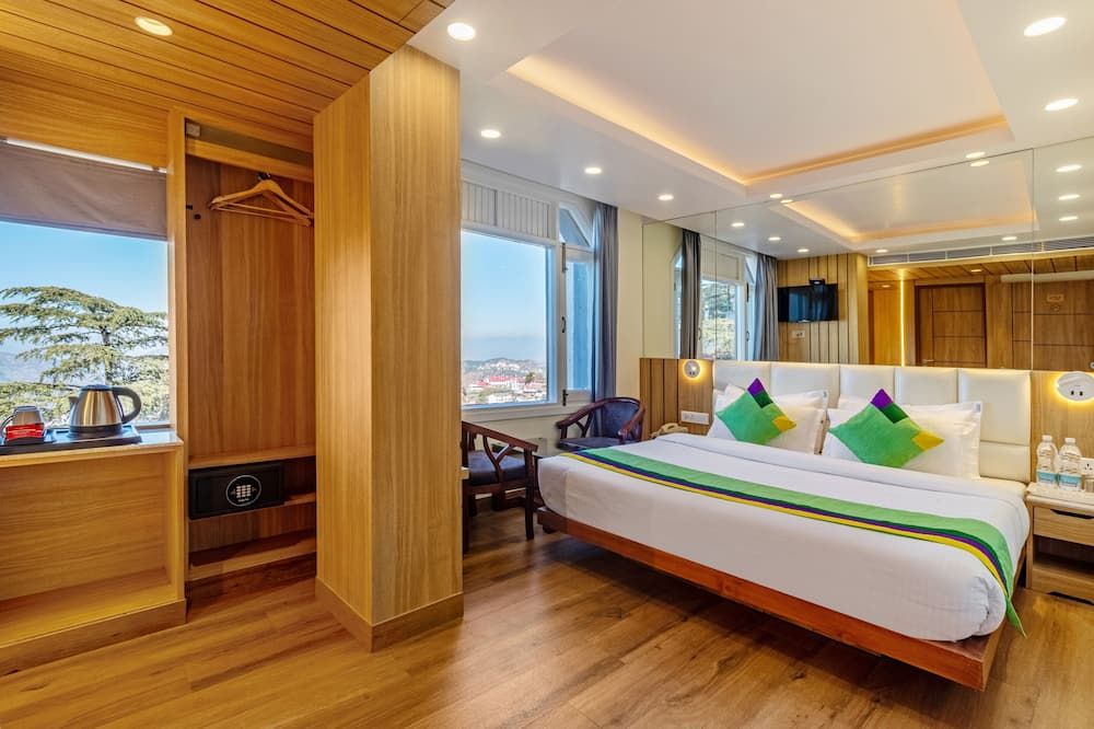 تريبو فارونا ويذ ماونتن في ، مول رود - شيملا - غرفة نوم