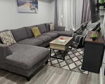 The Classic Suite: 2br Close To Nyc - Paterson - Sala de estar