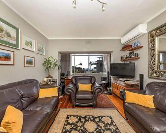 Vintage Apartment With a Peaceful Garden - Cape Town - Living room