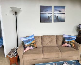 Stunning views from this quiet northern end of Lake George carriage house - Ticonderoga - Living room