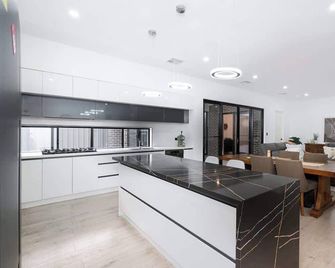 Large Family 4B2B entire house free parking - Campbelltown
